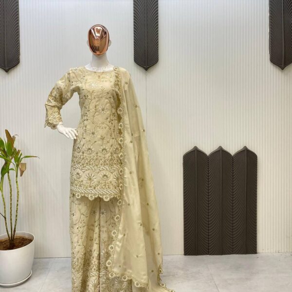 👗 LG LEMBOGEE – THE FABRIZO ✨ Introducing a Gorgeous Kurta Plazzo & Dupatta Set – Perfect for the Trending Wedding Season! ✨ CODE: LG-1948